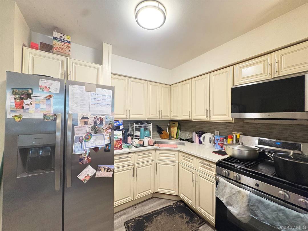 Spacious 3 bedroom 1 bath apartment that will be delivered fully emptied and deep cleaned.