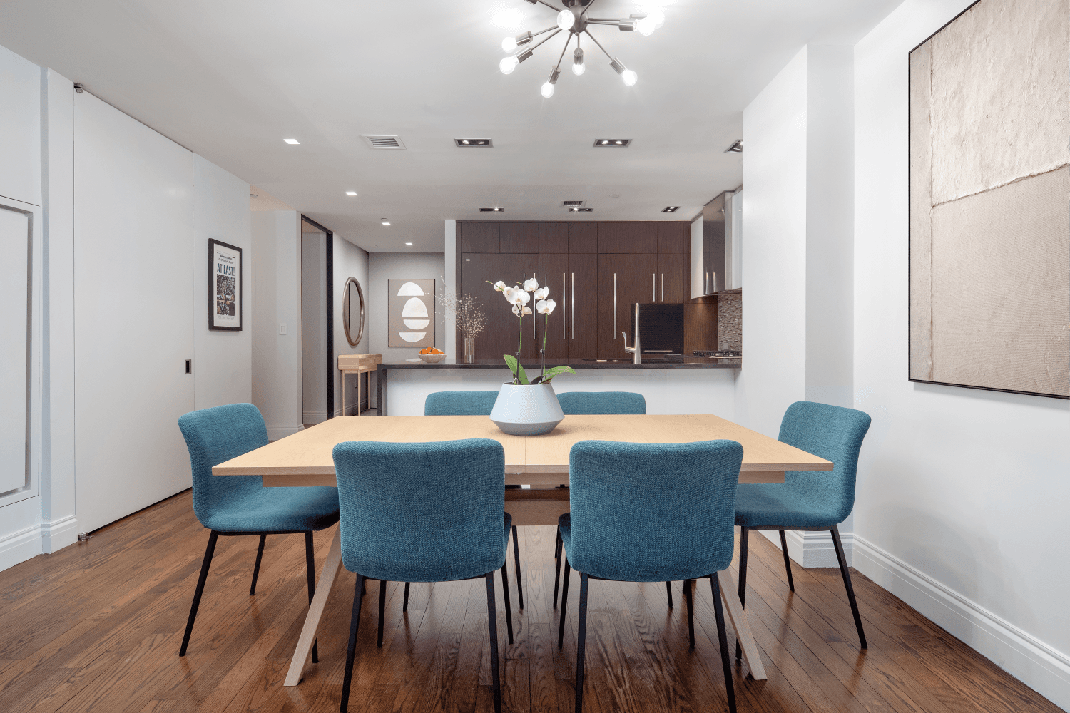 This high floor, south facing home receives evenly distributed light through floor to ceiling windows.