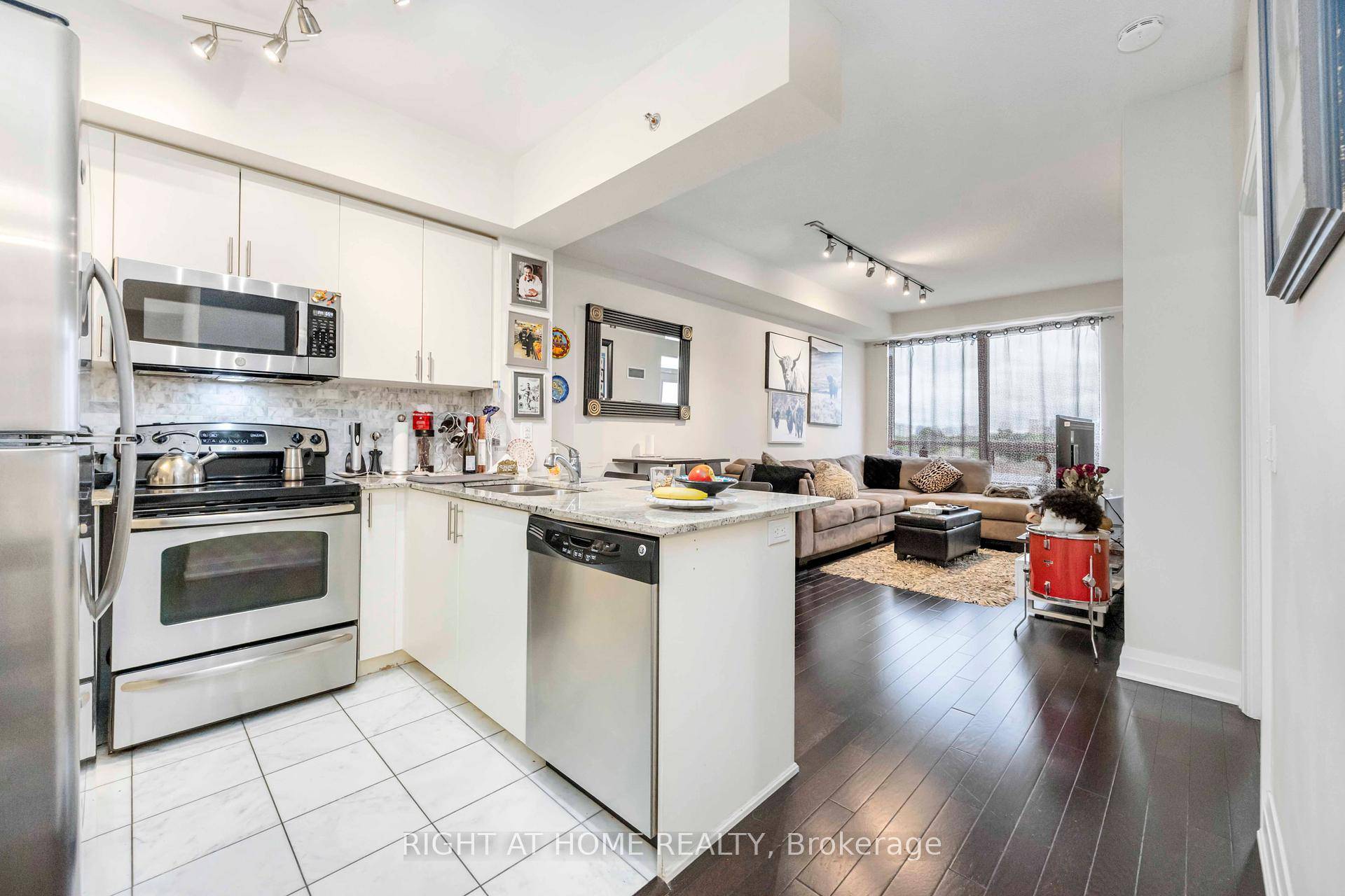 A must See ! Step Into A Spacious And Bright Condo With High Ceiling In A Perfect Location.