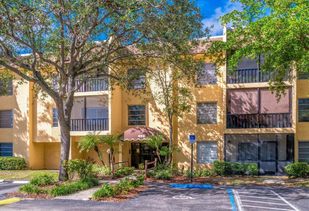 Wonderful 2 2 condo in East Boca Split bedroom plan Updated Kitchen Freshly painted Second floor Conveniently close to elevator Screened covered east facing balcony Building has secure lobby entrance ...