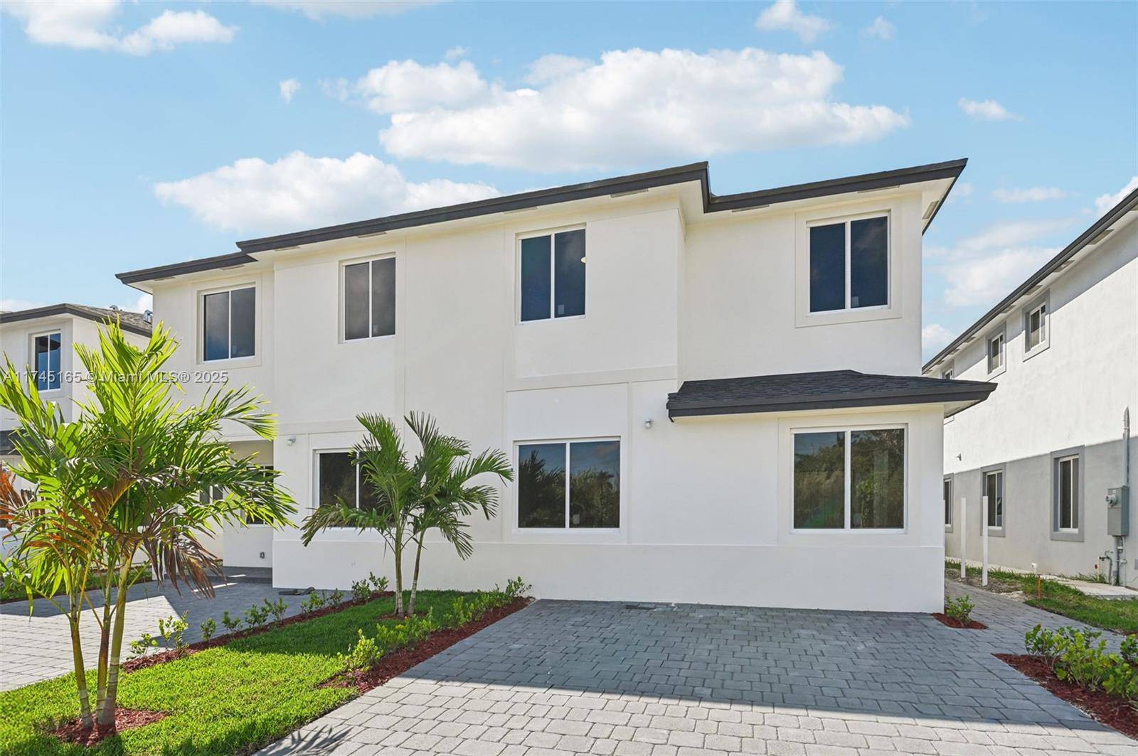 Stunning 5 Bedroom Twin Home in Miami No CDD !