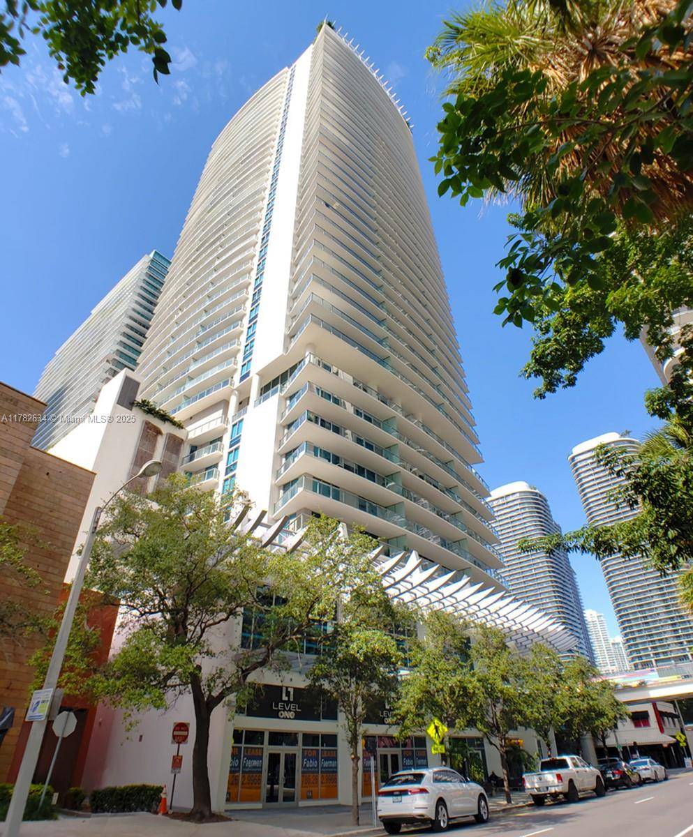 Spectacular Corner unit with large balcony amp ; unblocked South Skyline City views, some bay amp ; pool view.