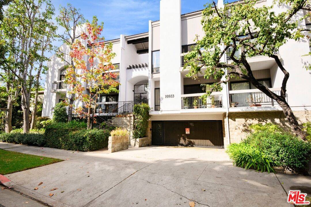 10933   Wellworth Ave 2BR Westwood La