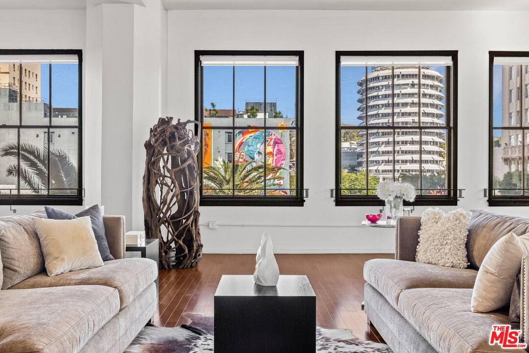 1645   Vine St 1BR Hollywood Hills East La