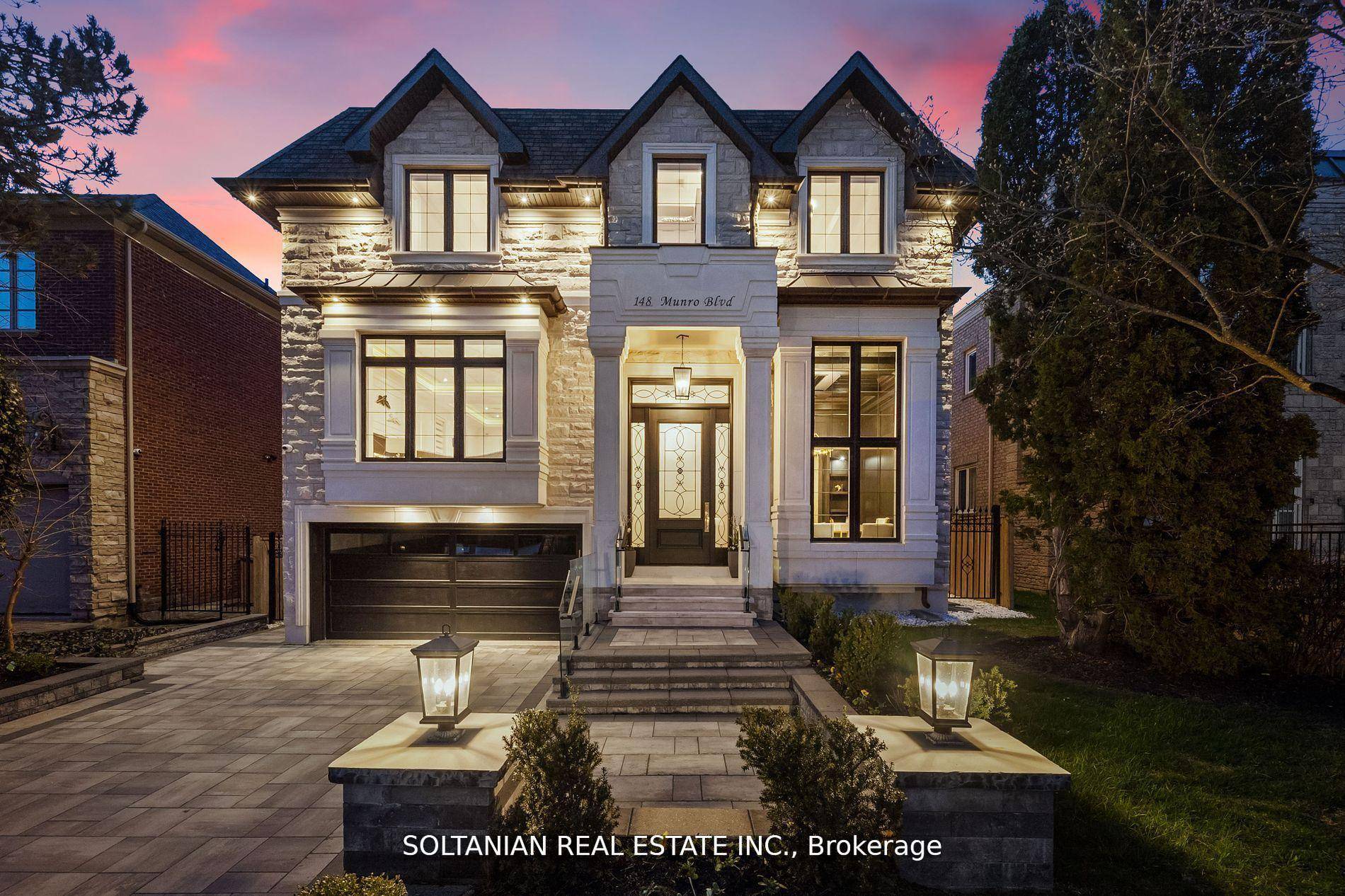Welcome to this breathtaking architectural masterpiece crafted by Casa Unique Homes, nestled in the prestigious York Mills neighbourhood !