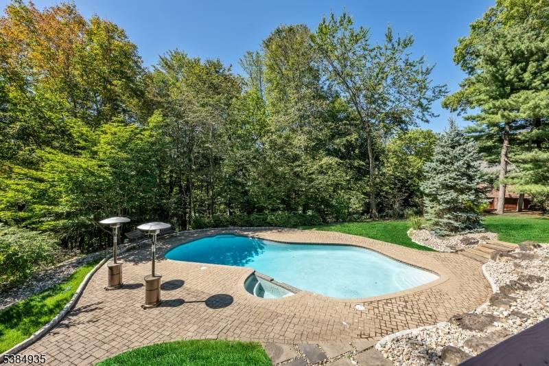 Set on one of Saddle River ?