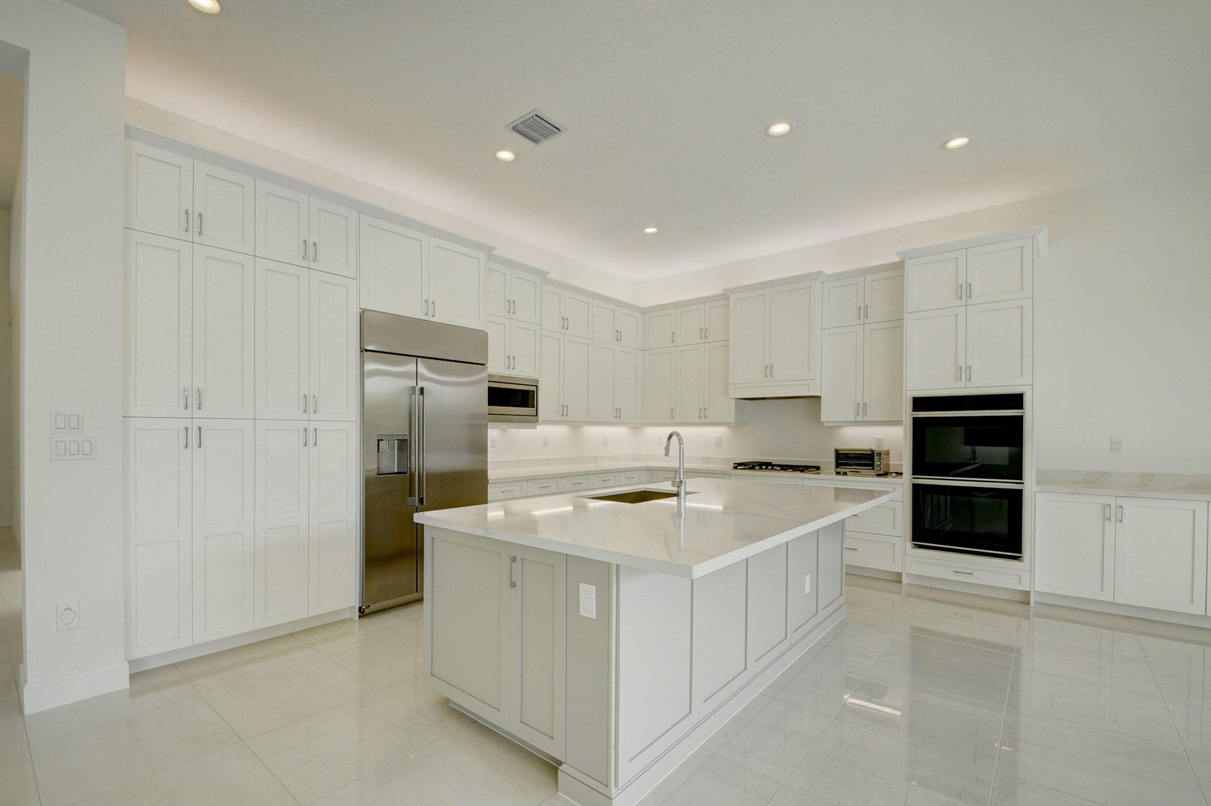 Built in 2022, this ANNUAL RENTAL in Valencia Sound is perfection.