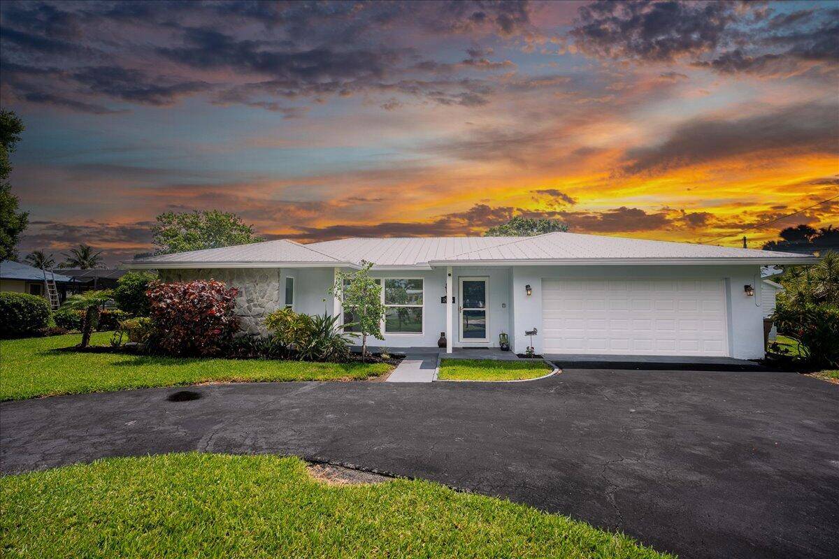 Beautiful Ocean Access Canal House with a heated, salt water pool !