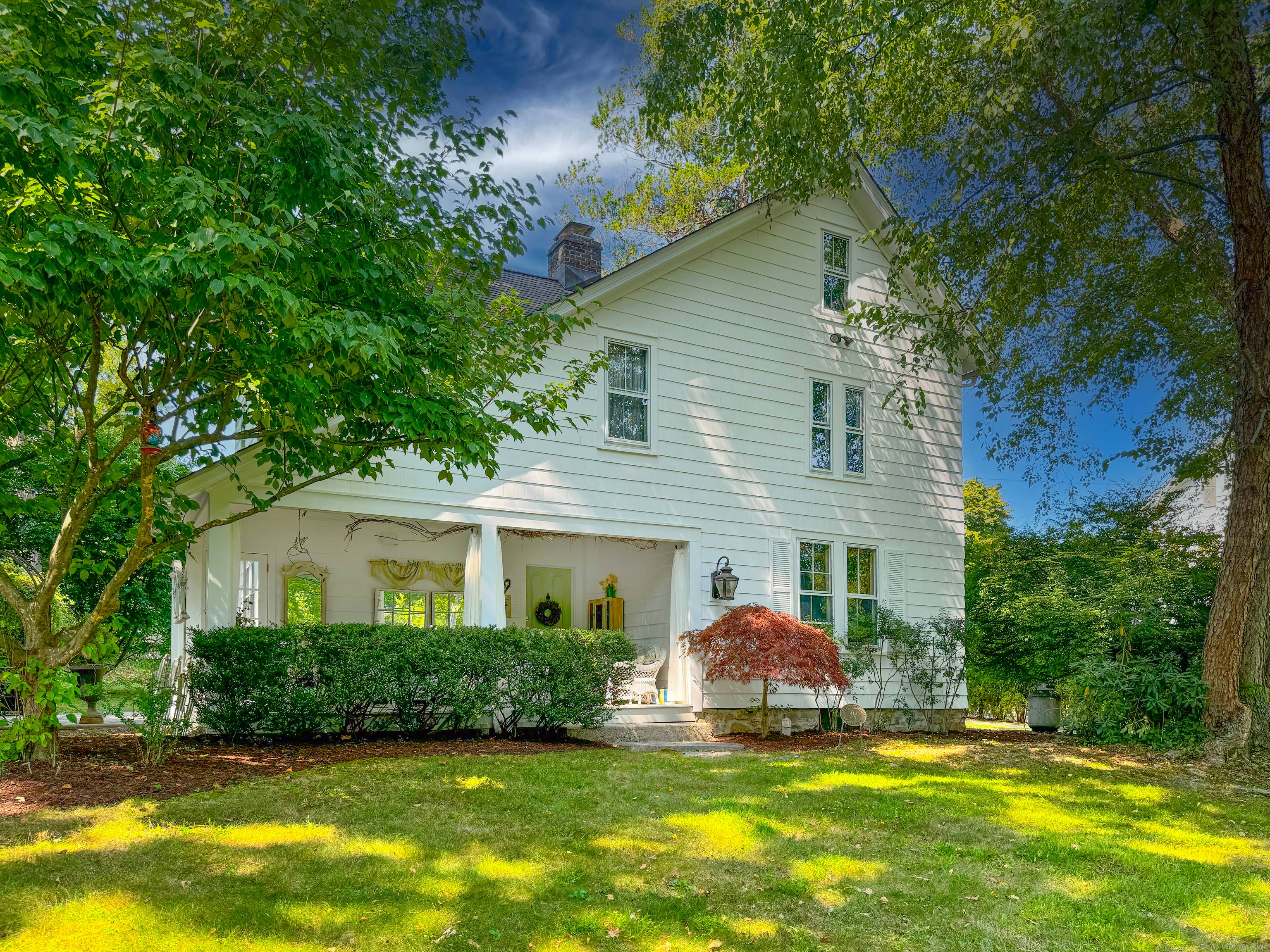 Furnished farmhouse with Waterviews and Walk to Train.