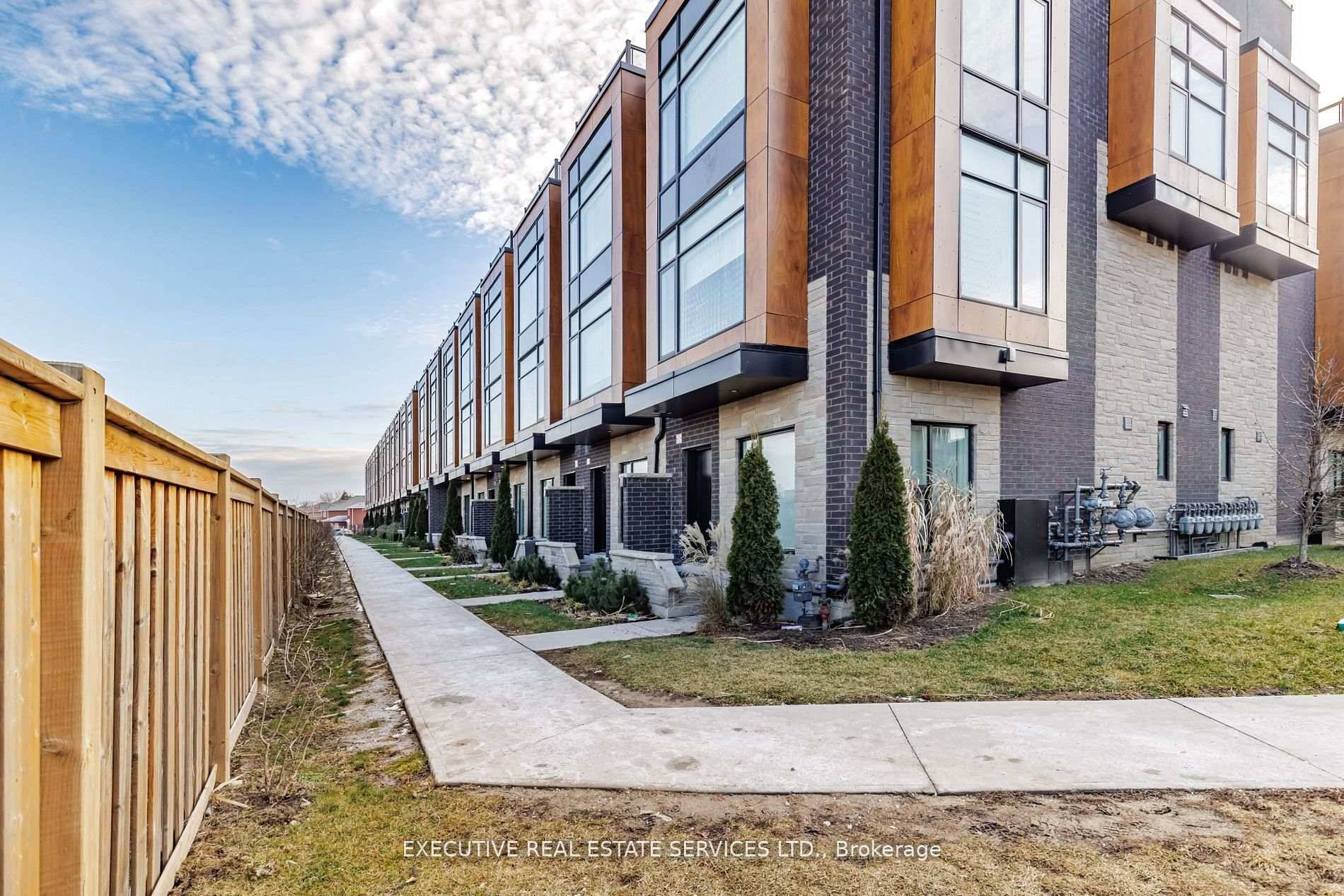 Bright Spacious Townhome With 3 Bedrooms Loft amp ; Roof Top Terrace For Lease In A Fantastic Location.