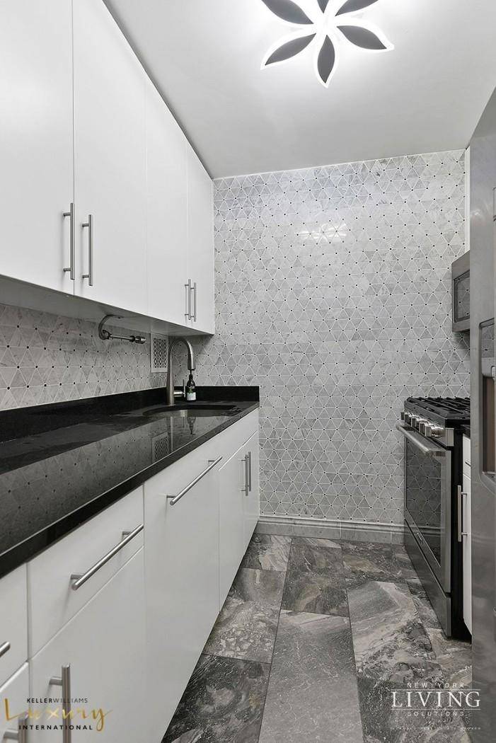 Tenants in place, 48 Hours minimum notice to show, Empire State Building Views Sun Drenched 1 Bedroom with Home Office amp ; Private BalconyThis expansive south facing residence offers a ...