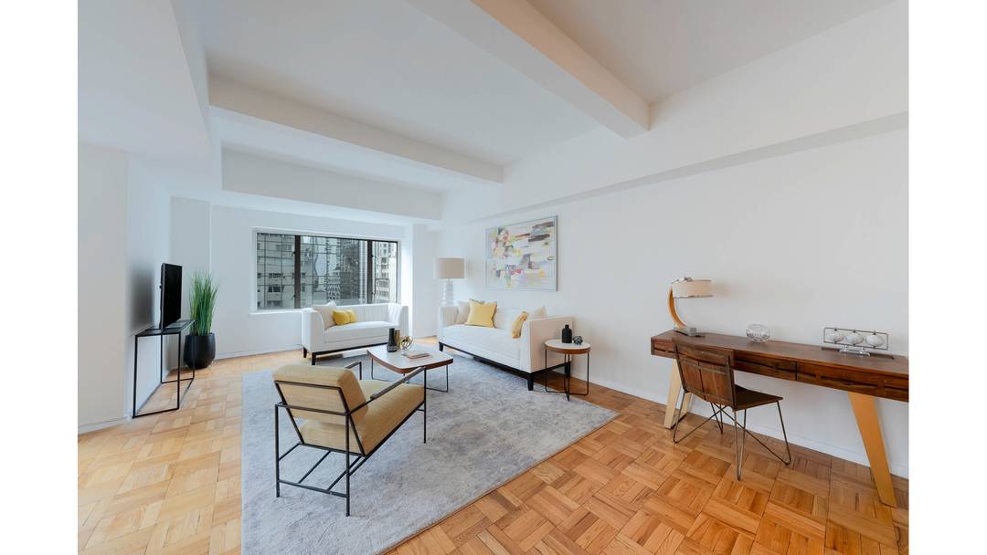 With approximately 10 foot ceilings, beautiful southwest light, and generous proportions throughout, Residence 17A at 200 East 57th Street offers a rare sense of volume and flexibility in a prime ...