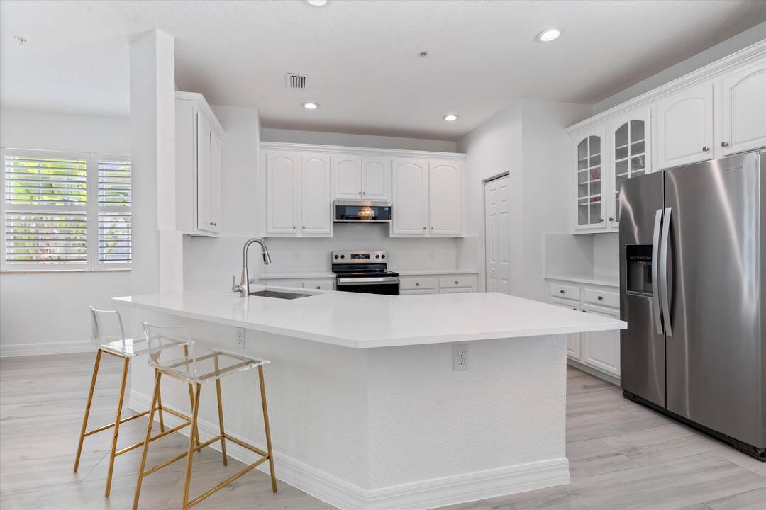 Don't miss this one ! Walk, bike, or hop on the Freebee to Delray's iconic Atlantic Avenue.