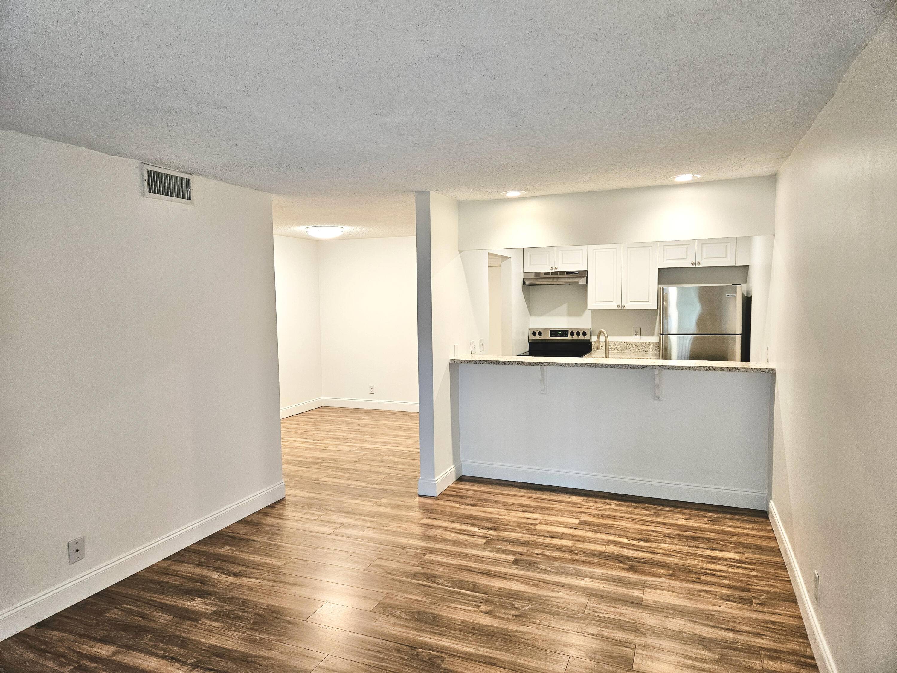 Beautifully Updated 1 Bedroom Condo in the Heart of Boca RatonWelcome to this charming first floor 1 bedroom condo located in a well maintained, all ages community in the heart ...