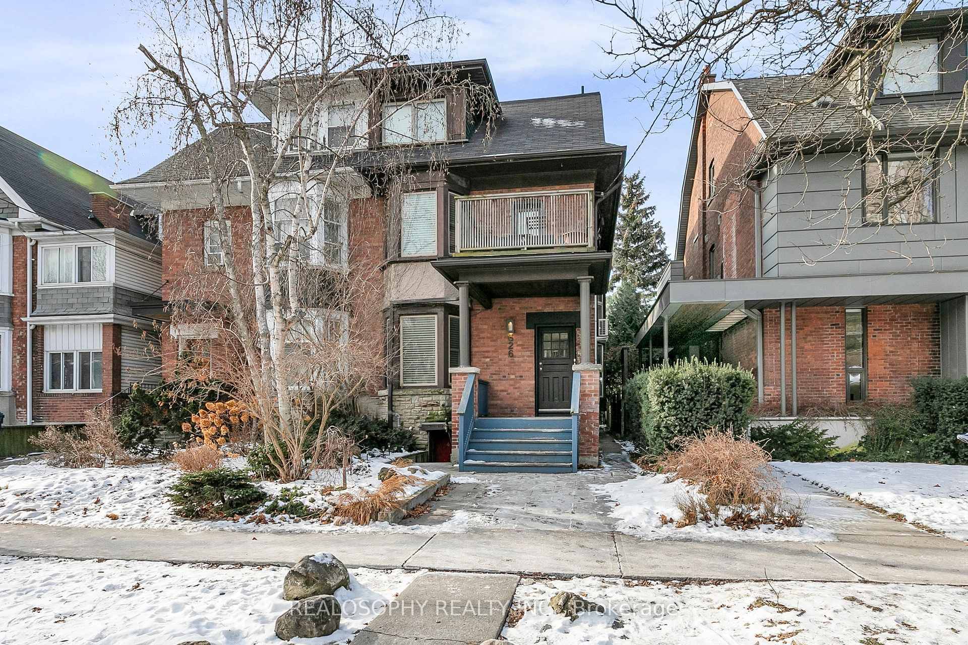 Client RemarksInvestment opportunity for a luxury multiplex in Toronto's Annex Steps from Dupont and Spadina Stations, this well maintained 4 unit property contains renovated units across over 4, 000 square ...