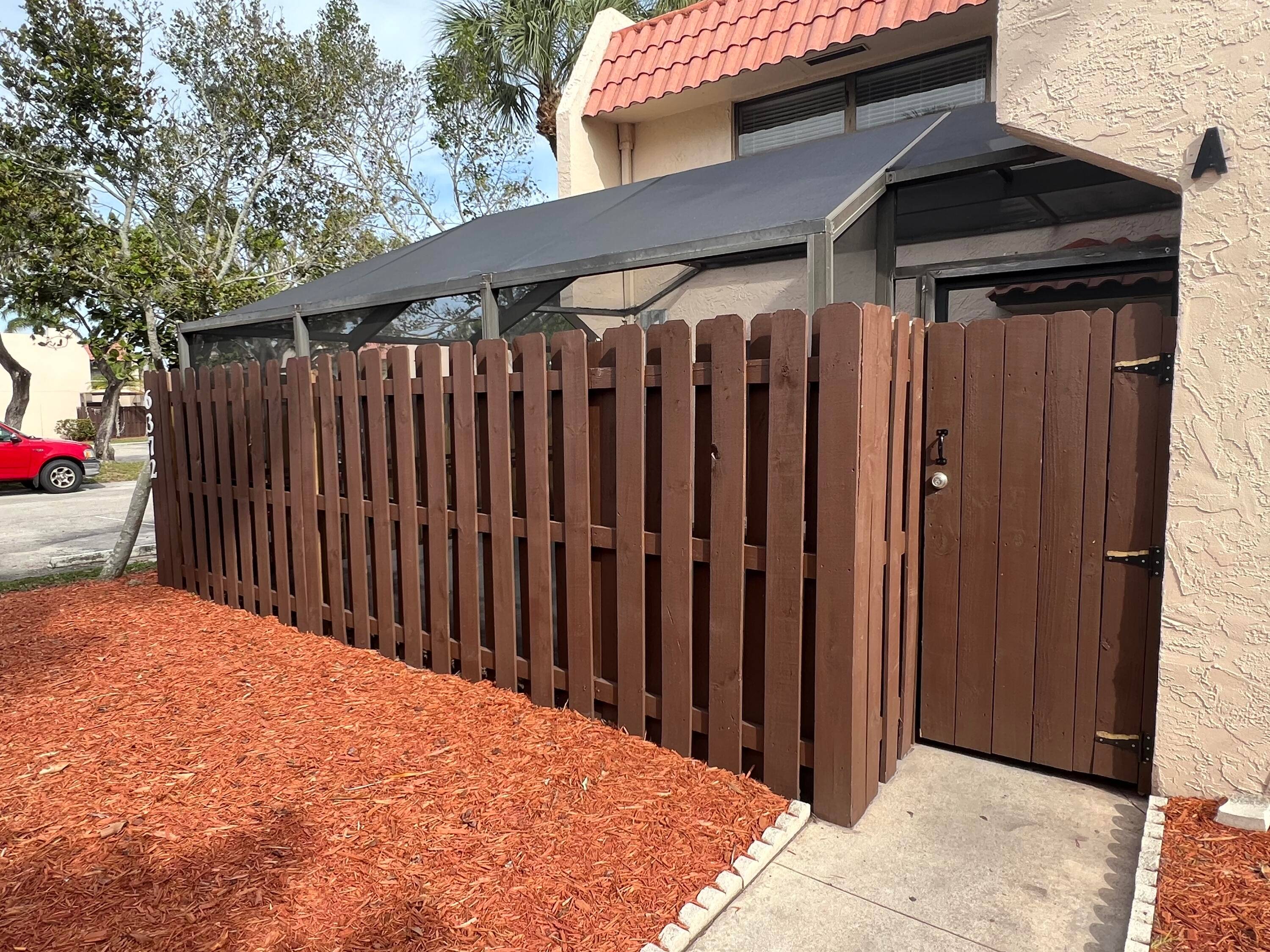 Well mantained townhouse offers 2 spacious bedrooms and 2 well appointed bathrooms, in each room you can fit king size bed.
