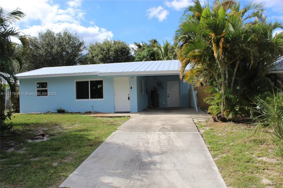 This Charming 2 1 home in prime south Stuart location.