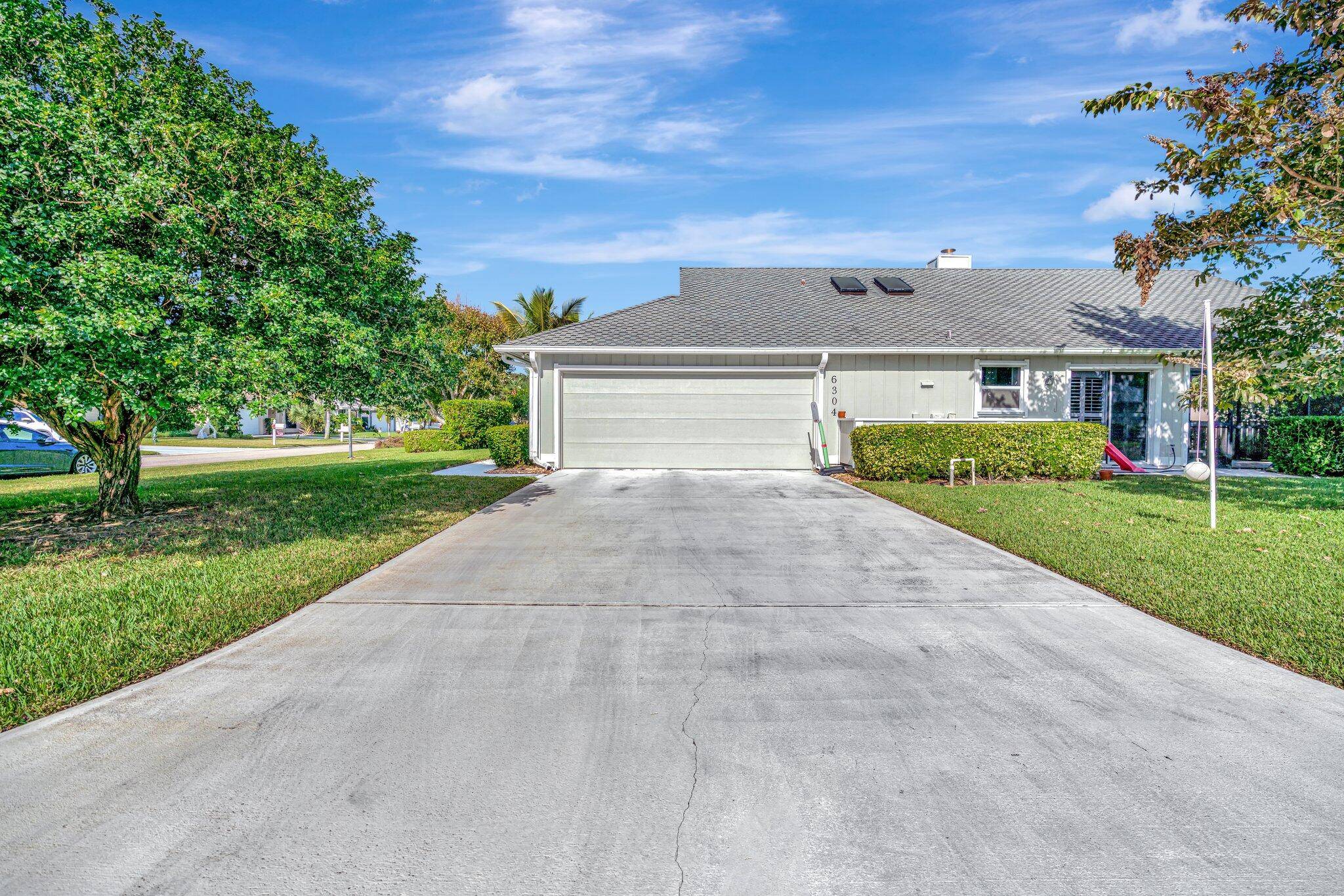 Spacious and open 3 2 home in the heart of Hobe Sound.