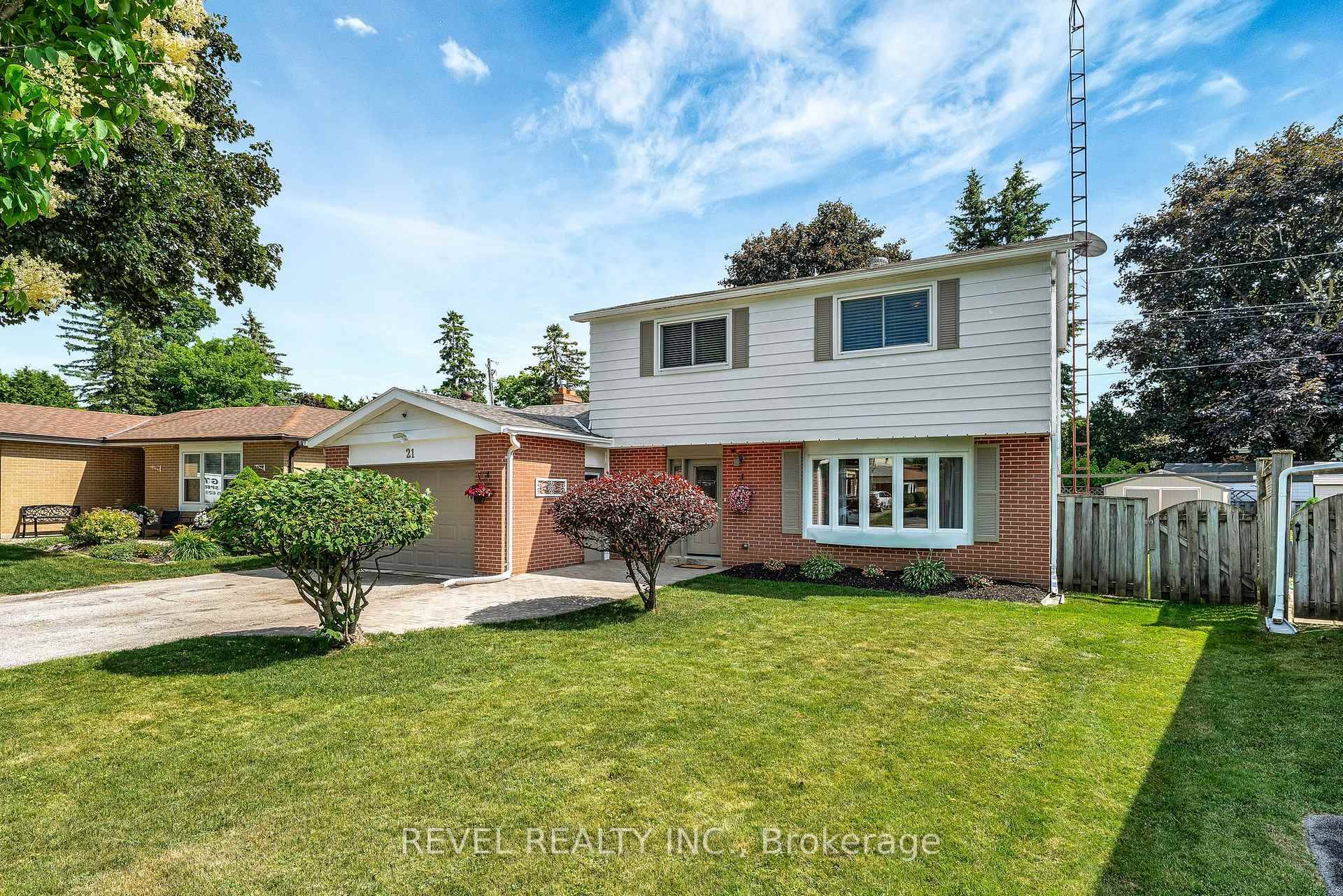 DISCOVER THIS EXCEPTIONAL FAMILY HOME Nestled in the charming community of Tottenham, this updated 4 bdrm, 1.