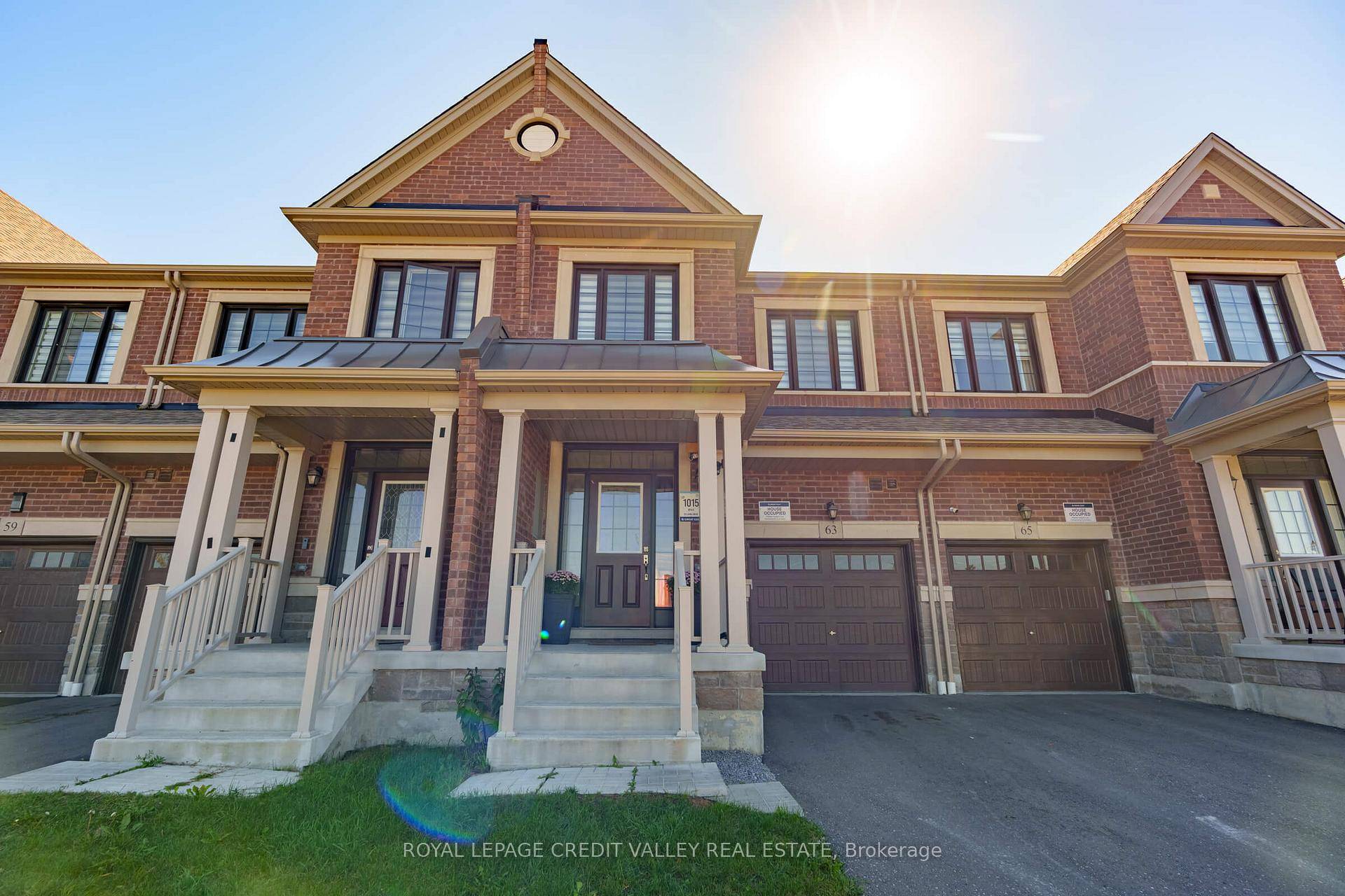 Welcome to luxury living in this executive Great Gulf townhome in sought after Whitby !
