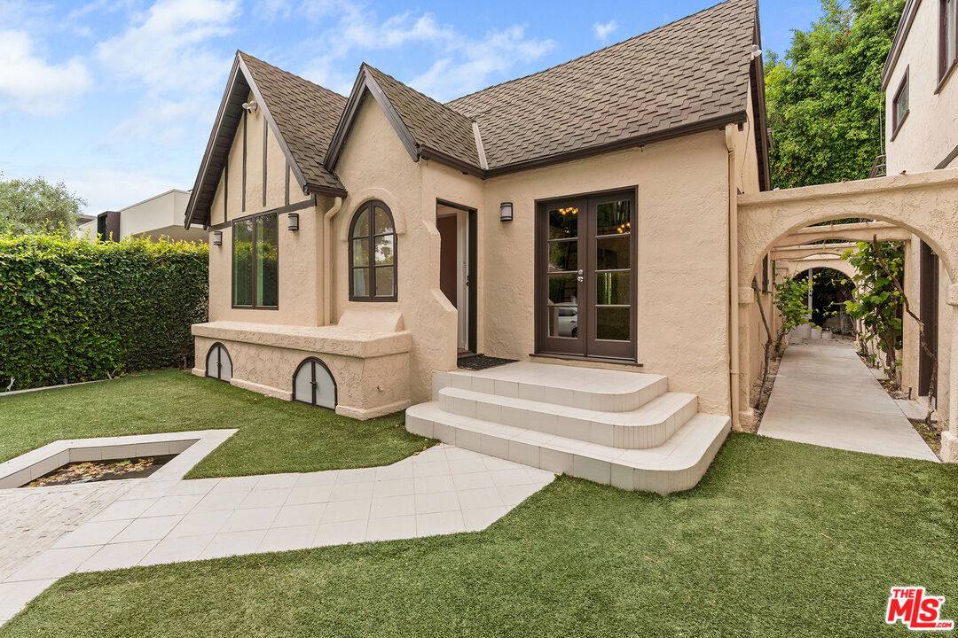 559 HUNTLEY DR 3BR Beverly Grove La