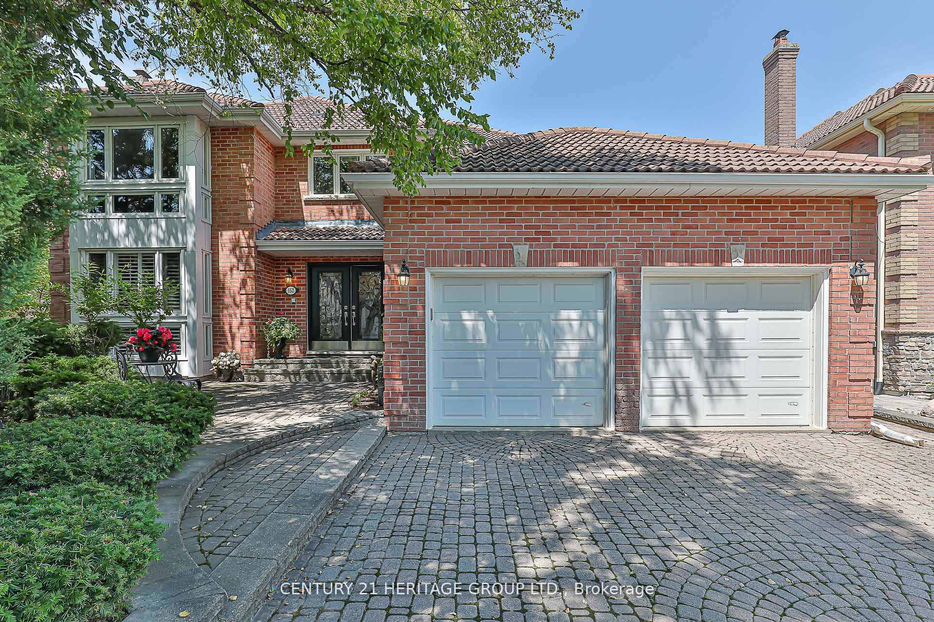 Welcome to 152 Cranberry Lane a 4 bdrm, 5 bath home offering the perfect blend of elegance, comfort amp ; functionality all backing onto a serene Greenbelt.