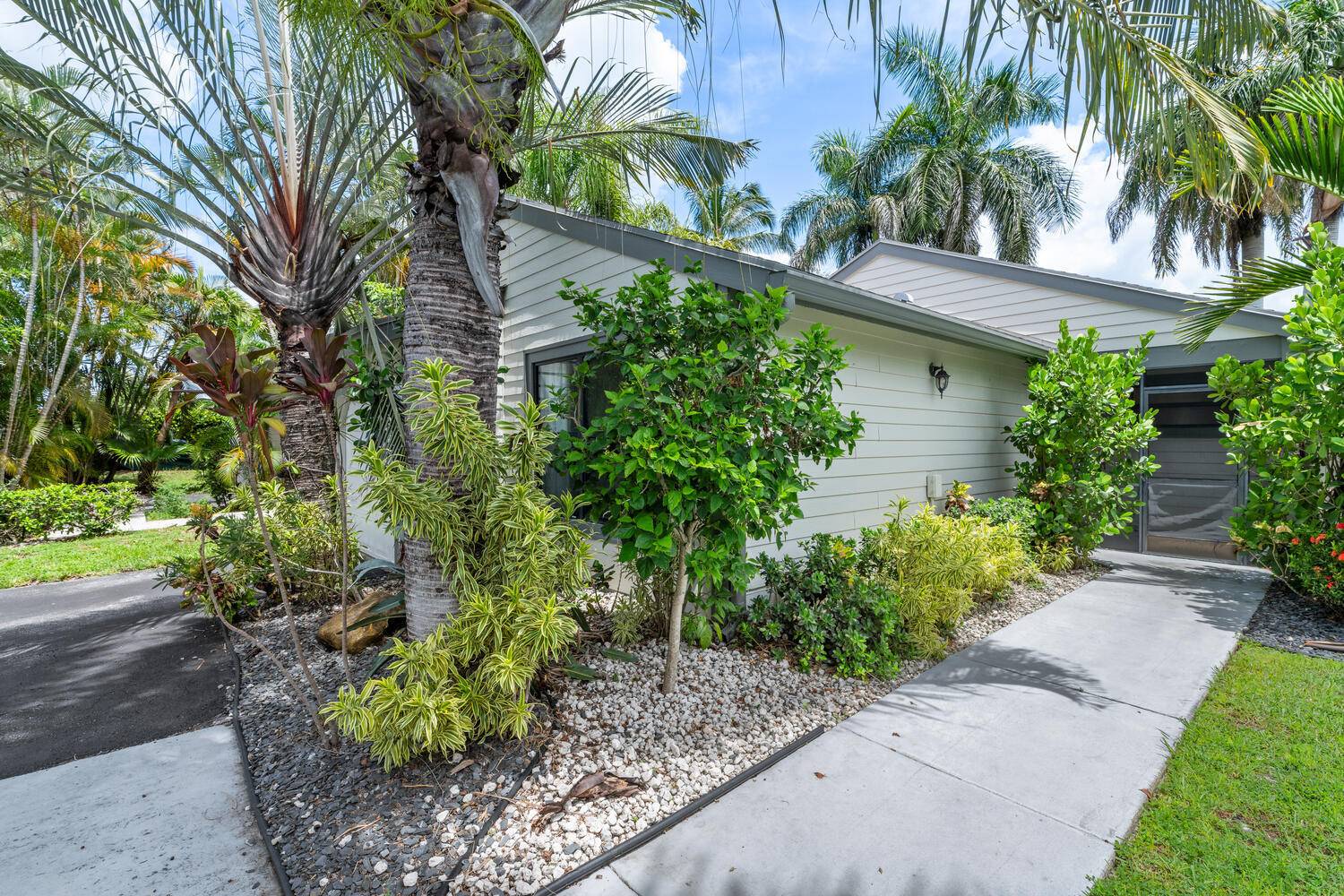 Well sought after single family home located in Bedford Mews, just around the corner from the horse shows !