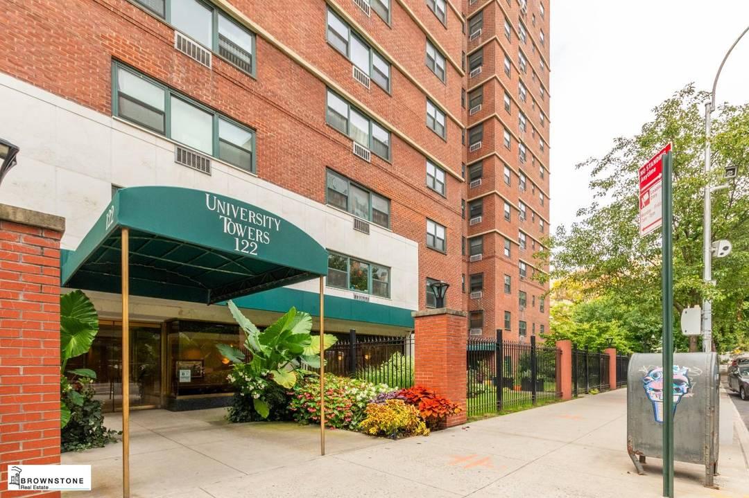 122 Ashland Place is a well maintained, elevator building with 24 7 amenities including a large laundry room, a fitness center, spacious lobby, mail room, and front desk attendant.