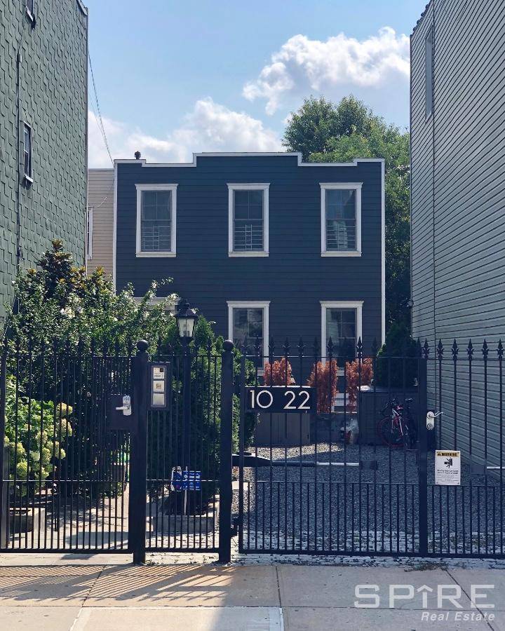 Top Floor 2BR in Fully Renovated Townhouse Prime Hunters Point LocationAVAILABLE STARTING 7 01 25 Showings and Open Houses by AppointmentWelcome home to this renovated 2 bedroom, 1 bath residence, ...