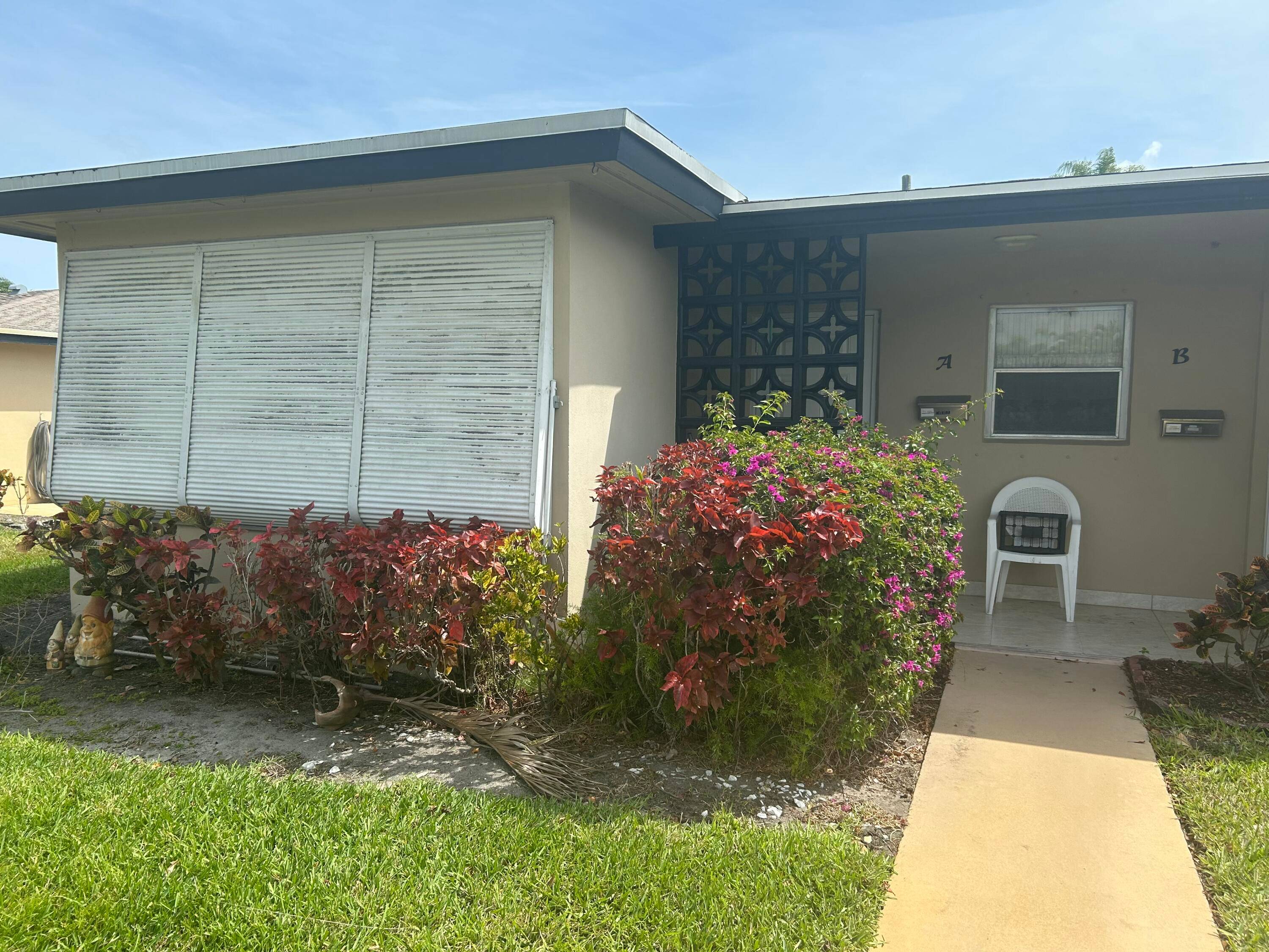 LOWEST PRICED VILLA ! Handyman Special !