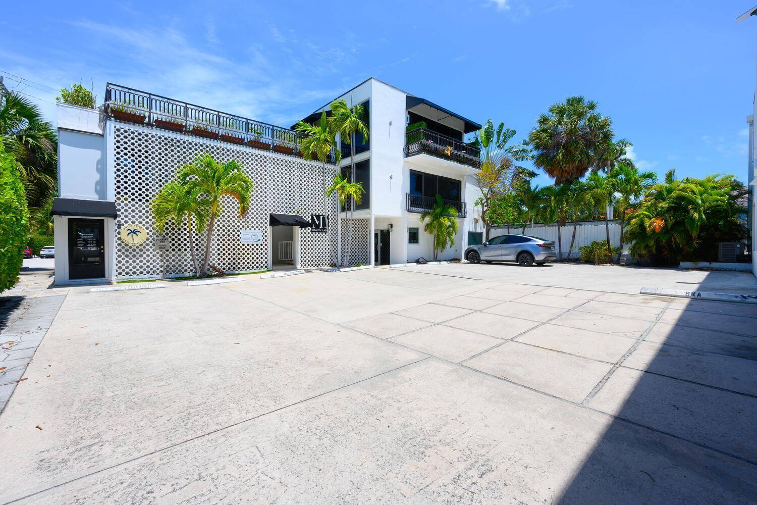 1, 276 sf. Completely gut renovated commercial office space.