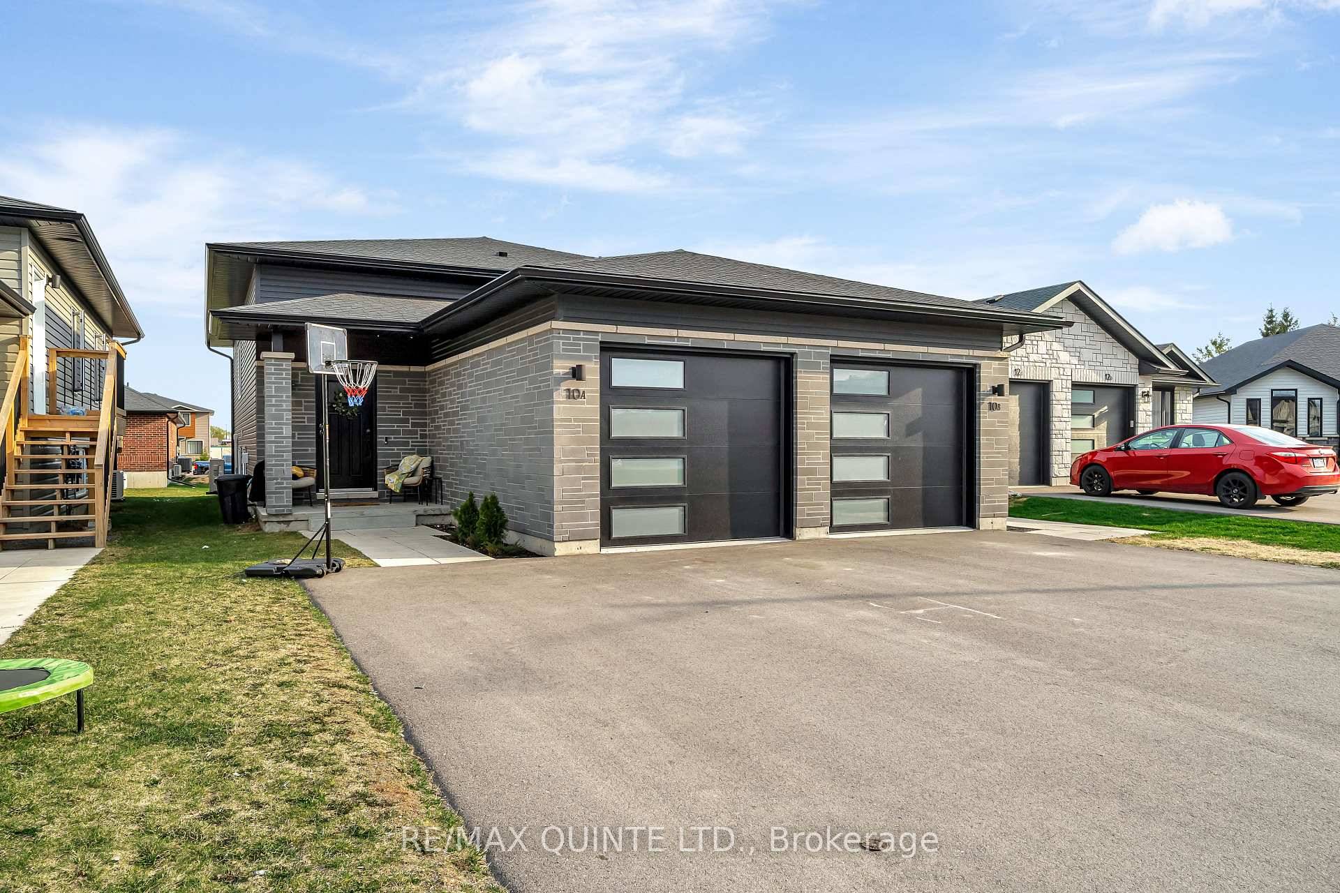 A side by side duplex in Belleville's highly sought after Potters Creek community Welcome to 10 Lehtinen Crescent.