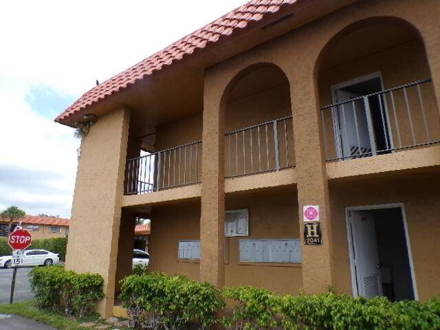 Lovely renovated 2 bedroom 2 bath condo, 2nd floor location.