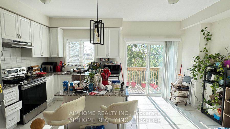 Bright amp ; Spacious 3 Bed, 4 Bath Townhouse in Prime Newmarket Location !