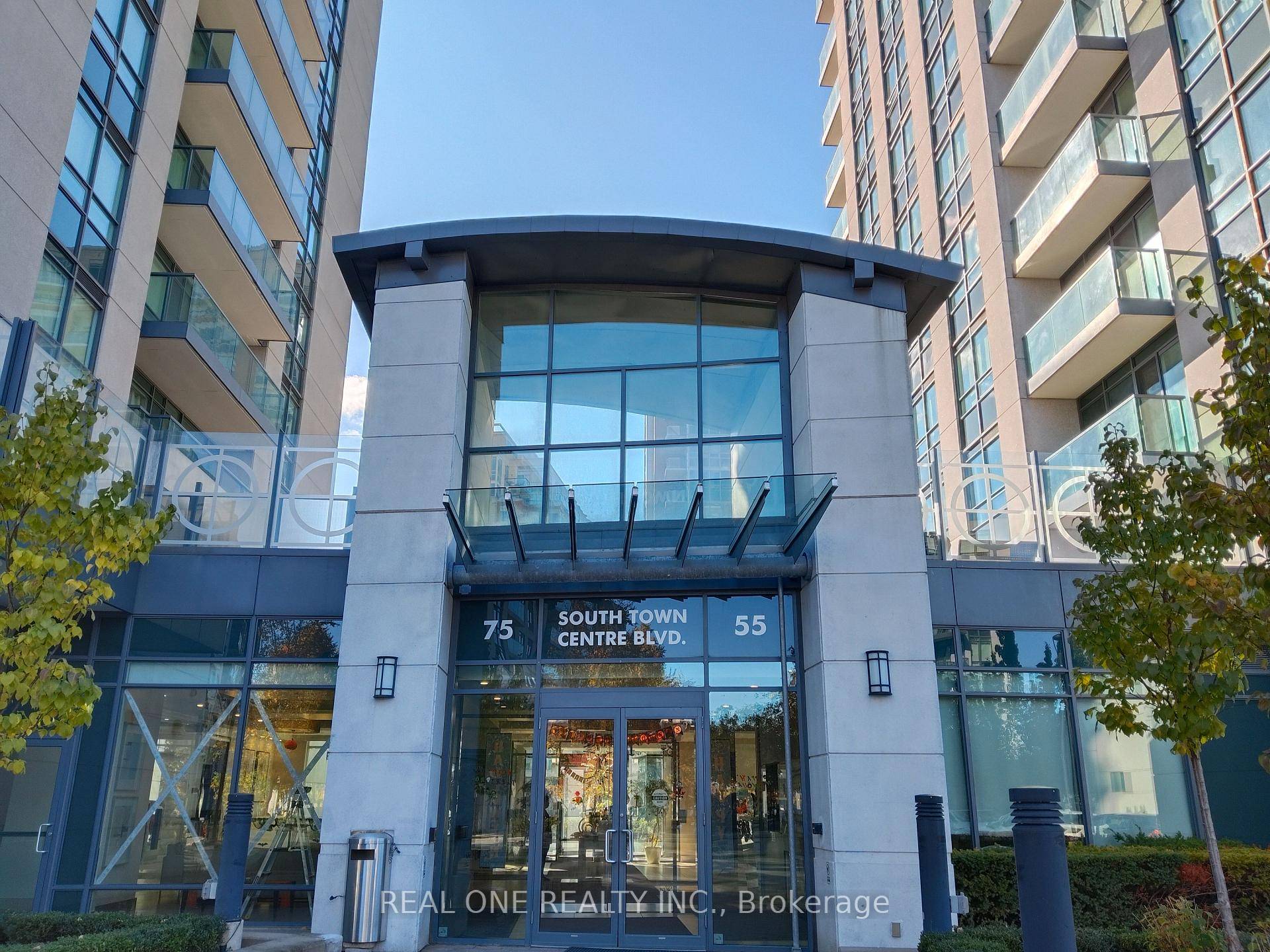 Spacious And Bright 1 Den Condo In Highly Sought After Unionville !