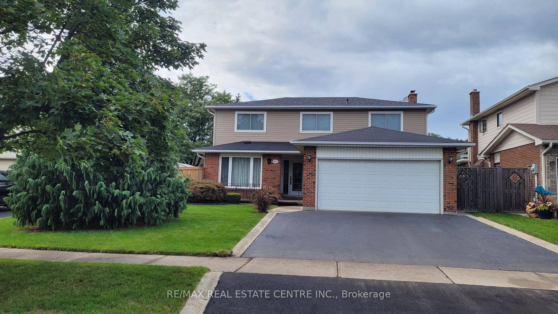 Welcome to this spacious and beautifully maintained 4 1 bedroom detached home on a large 55'x110' lot in the desirable Dorset Park neighbourhood !