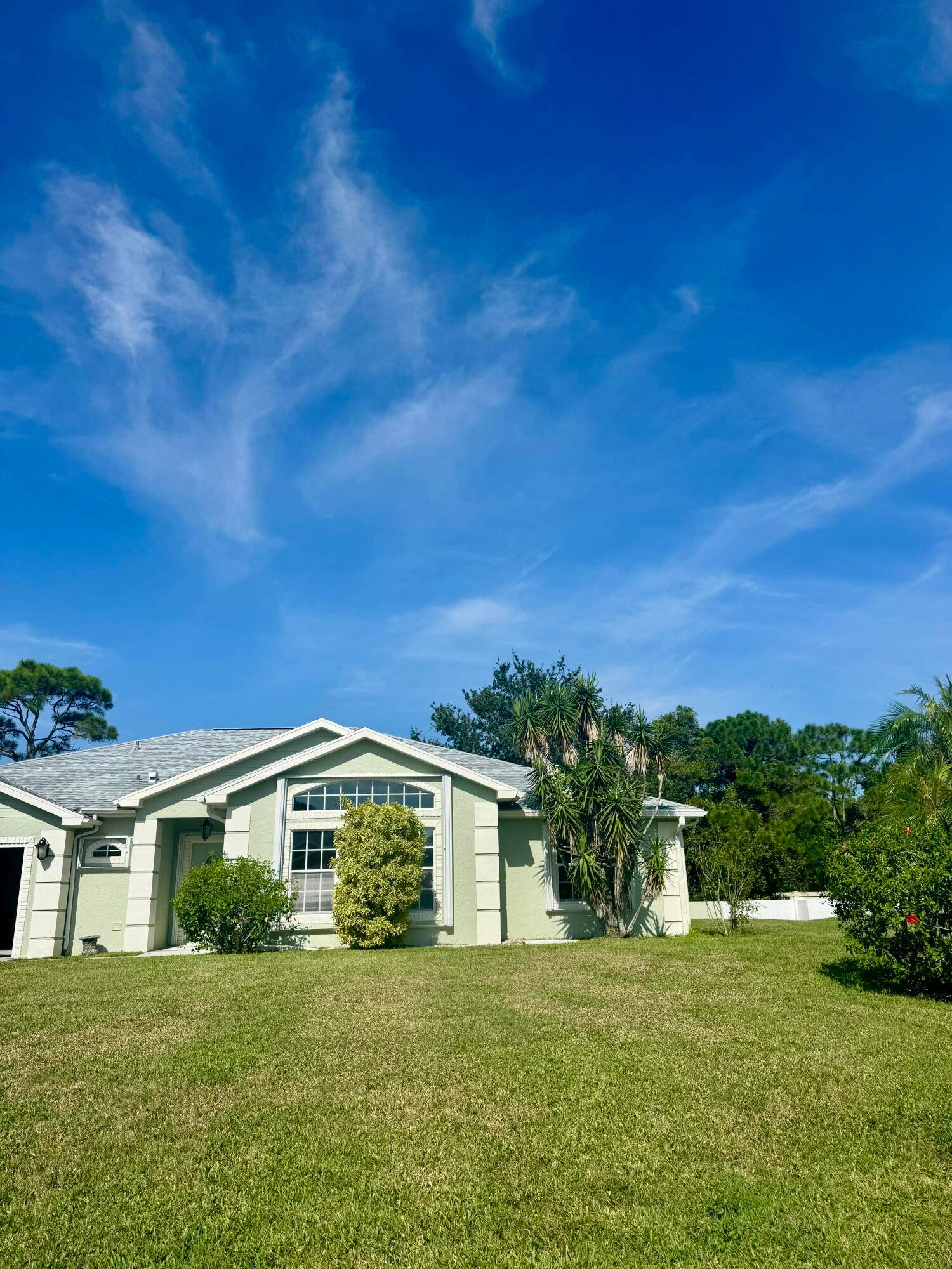 NEW ROOF ! NEW AC ! LOTS OF UPDATES AND LOW HOA !