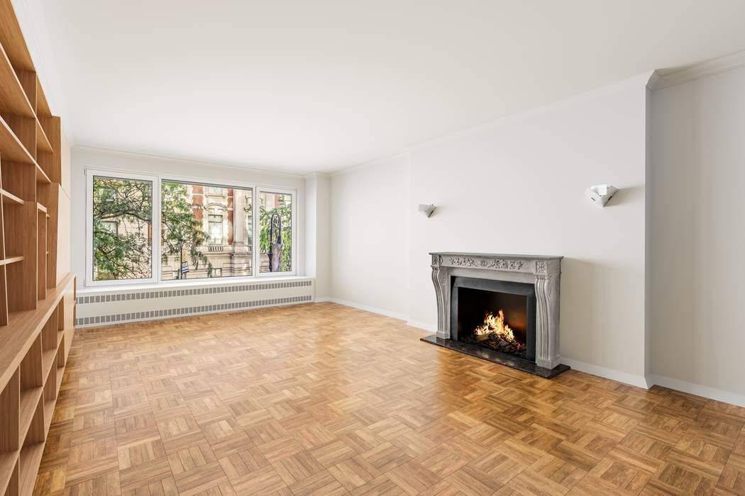 Gracing the sunlit corner of Fifth Avenue and 86th Street, directly across from Central Park and the iconic Jacqueline Onassis Reservoir, this exceptional residence at 1050 Fifth Avenue epitomizes classic ...