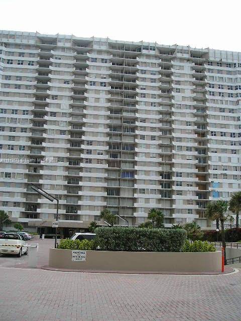BEAUTIFUL 1 1. 5 UNIT AT THE HEMISPHERES.