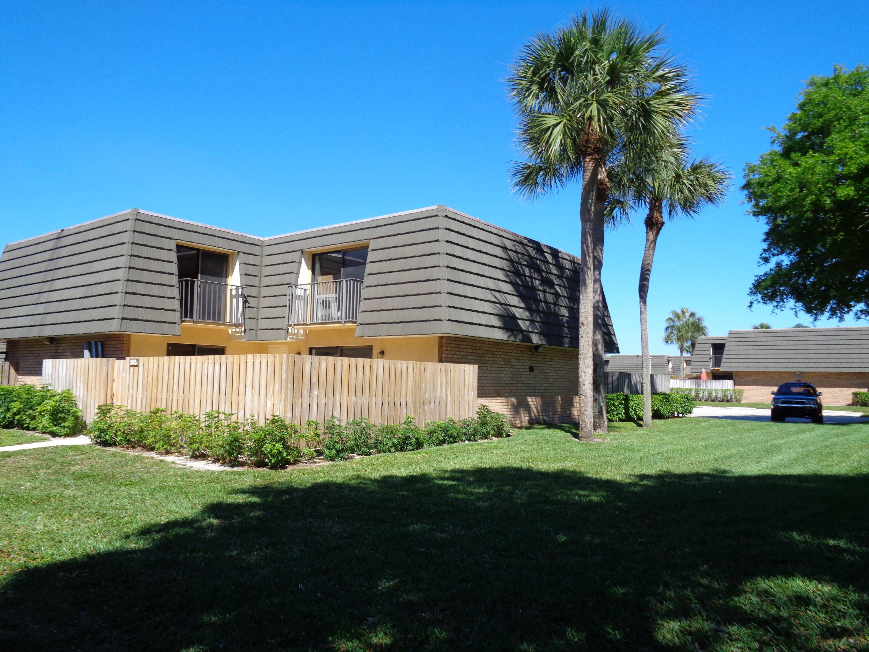 Come live in this bright townhouse in the Villages of Sandalwood.