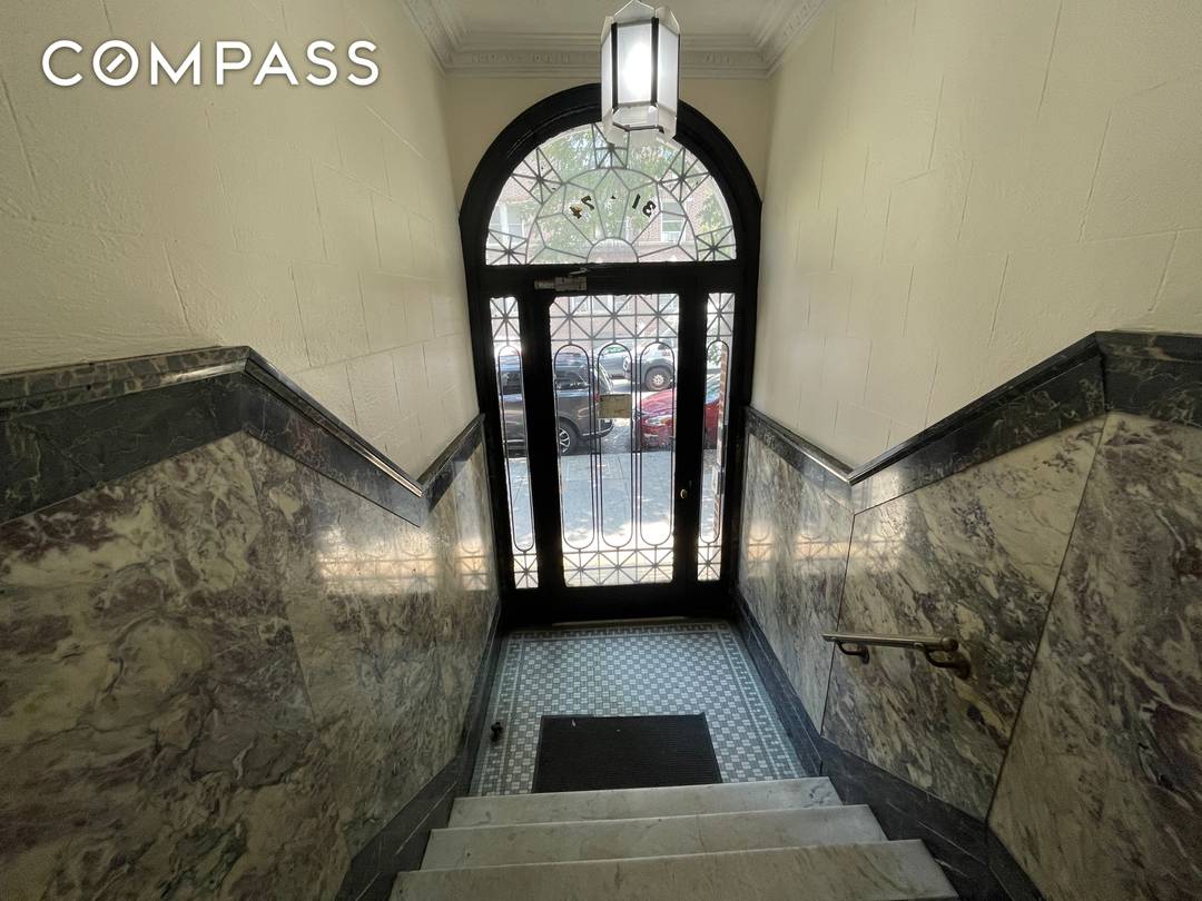 PRIME LOCATION ! Investor's Dream excellent income potential.