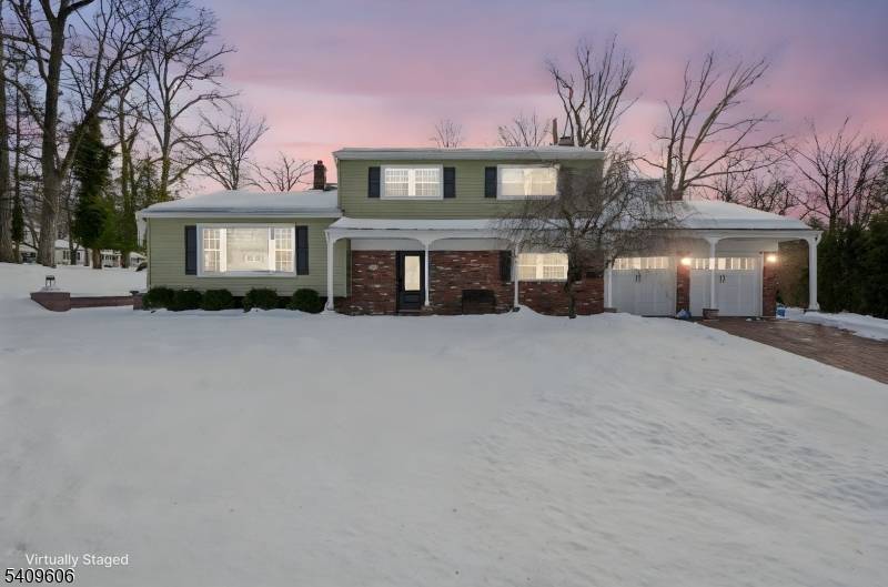 Welcome home to this spacious bi level property, ideally situated on a desirable corner lot.