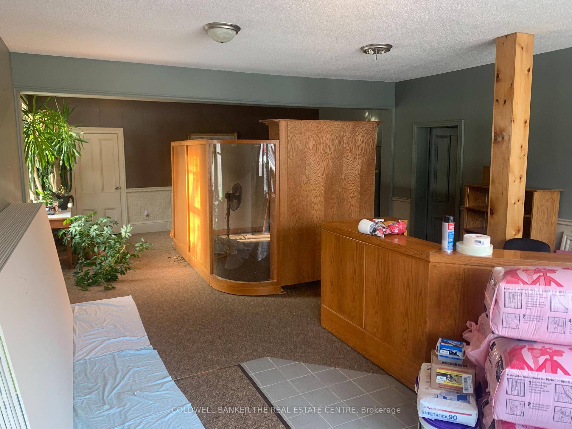 700 s. f. commercial space available for Lease.
