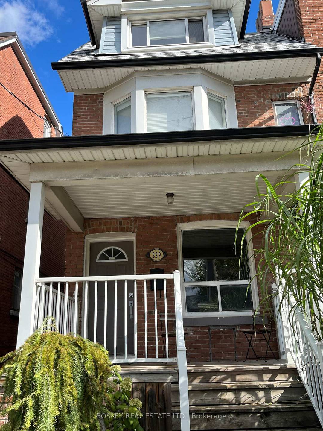 Cozy Basement Apartment In Prime Woodbine amp ; Queen Location.