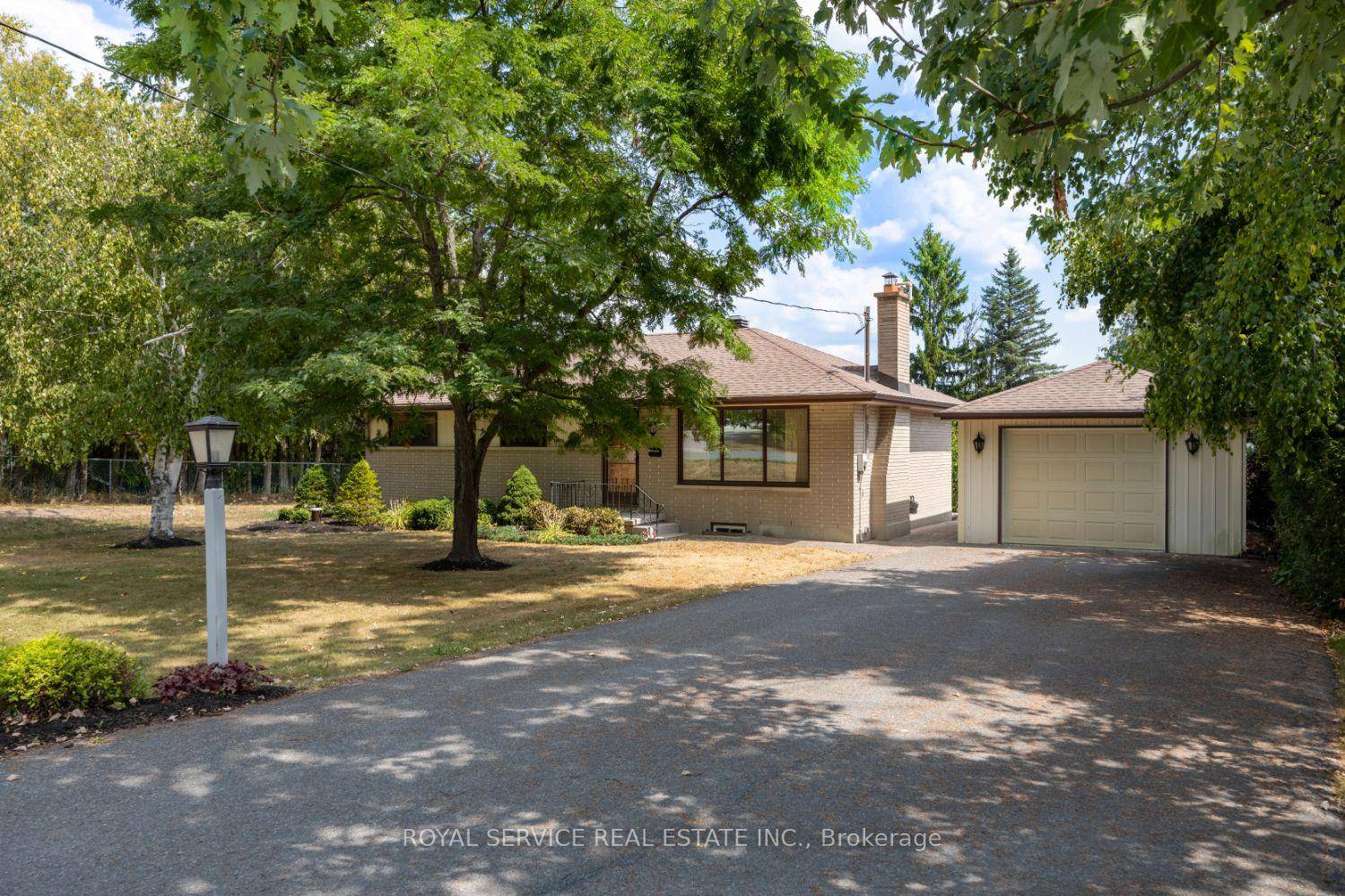 Welcome to 746 Daleview Road located on the outskirts of Peterborough.