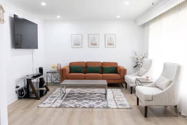 Welcome to this beautiful bungalow located approximately 100 metres from the Niagara River.