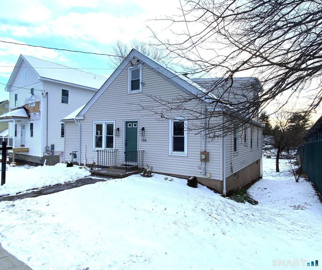 Commute ? only ONE block to train station !