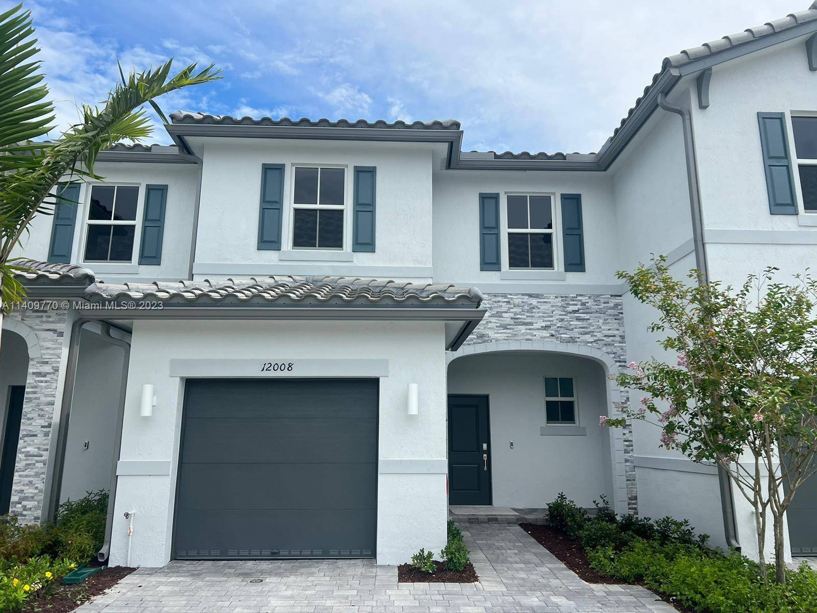 Welcome to Sunset Trails, the newest community of modern living in Coral Springs !