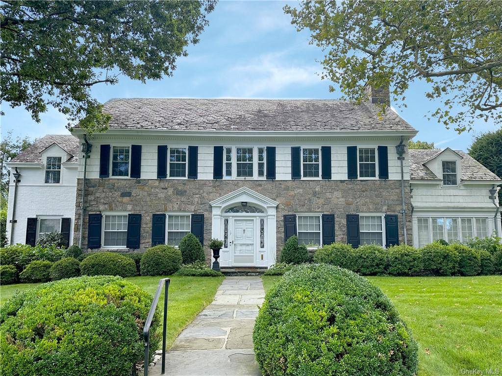 Welcome to the heart of Crane Berkley, a prized Scarsdale neighborhood, within an easy stroll to Village shops, restaurants and train to NYC.