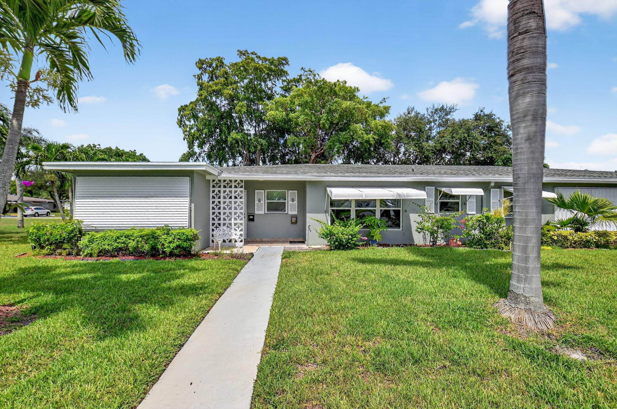 Spacious 55 1 BED, 2 FULL BATH Villa in sought after High Point Sec 3 !